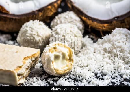 Kokosnusskugeln in Kokosflocken und Kokosnusswaffeln Stockfoto