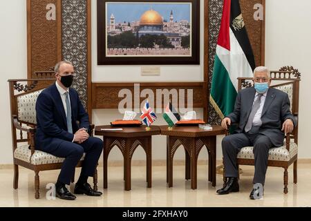 Ramallah. Mai 2021. Der palästinensische Präsident Mahmoud Abbas (R) trifft sich am 26. Mai 2021 mit dem britischen Außenminister Dominic Raab in der Stadt Ramallah im Westjordanland. Quelle: Luay Sababa/Xinhua/Alamy Live News Stockfoto