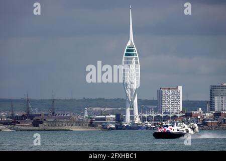 Hovercraft verlässt Southsea zur Isle of Wight Stockfoto