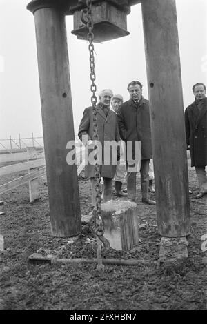 Vorsitzender NVV Ter Heide und Vorsitzender NKV P. J. J. Mertens beim Fahren des ersten Pfahls für das Gebäude Algemene Ned. Bond Bouwnijverheid Woerden, 4. Januar 1972, Piles, Niederlande, 20. Jahrhundert Presseagentur Foto, Nachrichten zu erinnern, Dokumentarfilm, historische Fotografie 1945-1990, visuelle Geschichten, Menschliche Geschichte des zwanzigsten Jahrhunderts, Momente in der Zeit festzuhalten Stockfoto