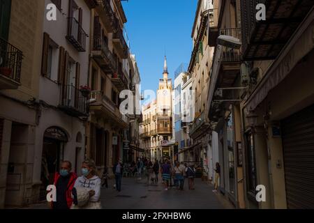 SITGES, KATALONIEN/SPANIEN - Mai 25 2021 : Blick auf die Straßen von Sitges, einem spanischen Strandresort in Katalonien, Spanien. Sitges ist als Badeort bekannt Stockfoto