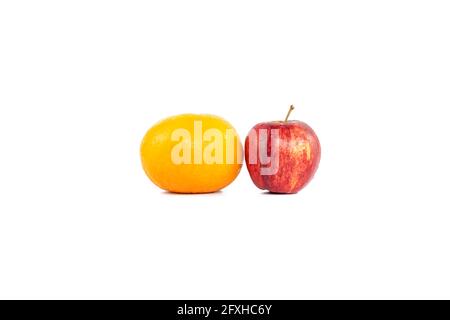 Orangen oder Mandarine und Apfel isoliert auf weißem Hintergrund Stockfoto