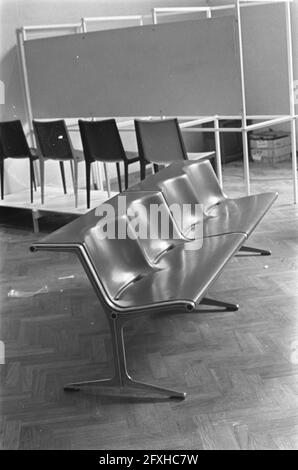 Designer stellen im Stedelijk Museum aus. Polyesterbank von Friso Kramer, 4. April 1968, BANKEN, Museen, Niederlande, Presseagentur des 20. Jahrhunderts, Foto, Nachrichten zum erinnern, Dokumentarfilm, historische Fotografie 1945-1990, visuelle Geschichten, Menschliche Geschichte des zwanzigsten Jahrhunderts, Momente in der Zeit festzuhalten Stockfoto