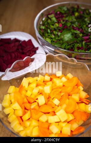 Frische, gehackte Rote-Bete-Blätter in einer Glasschüssel angeordnet. Foto aufgenommen unter künstlichem, weichem Licht. Stockfoto