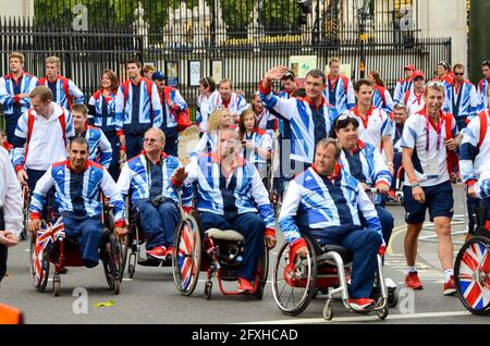 Team GB Olympioniken und Paralympier verlassen Buckingham Palace nach der Siegesparade. Olympische Spiele 2012 In London. Rollstuhlsport Stockfoto