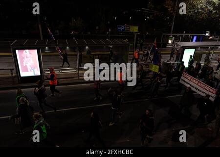 Melbourne, Australien 27. Mai 2021, Protestanten auf der Flinders Street während einer Schnellkundgebung von Anti-Lockdown-Demonstranten vor dem Bahnhof Flinders Street in Melbourne, wo Demonstranten ihre Meinung zur 7-tägigen Sperre äußern, die heute Abend um Mitternacht beginnen soll. Stockfoto