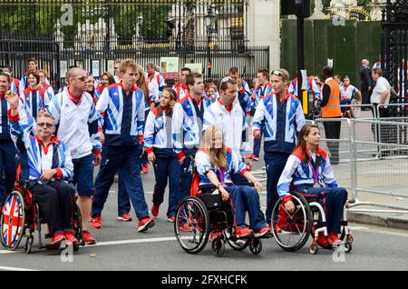 Team GB Olympioniken und Paralympier verlassen Buckingham Palace nach der Siegesparade. Olympische Spiele 2012 In London. Rollstuhlfahrer Stockfoto