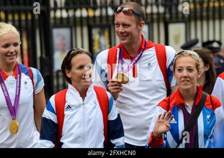 David Smith und Team GB Paralympier und Olympioniken verlassen Buckingham Palace nach der Siegesparade. Olympische Spiele 2012 In London. Stockfoto