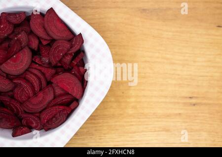 Frische Rote Beete in einer Kunststoffschale angeordnet. Foto aufgenommen unter künstlichem, weichem Licht. Stockfoto