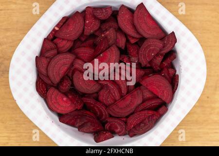 Frische Rote Beete in einer Kunststoffschale angeordnet. Foto aufgenommen unter künstlichem, weichem Licht. Stockfoto