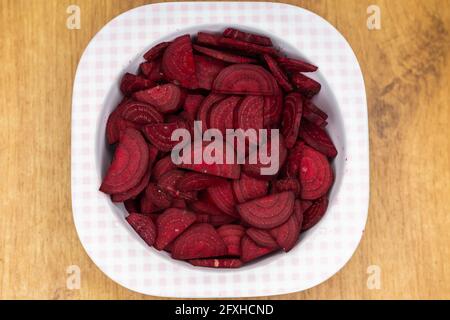 Frische Rote Beete in einer Kunststoffschale angeordnet. Foto aufgenommen unter künstlichem, weichem Licht. Stockfoto