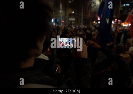 Melbourne, Australien 27. Mai 2021, EIN Protestler nutzt sein Telefon, um die Menge während einer Schnellkundgebung von Anti-Lockdown-Demonstranten vor der Flinders Street Station in Melbourne zu Filmen, wo Demonstranten ihre Meinung zur 7-tägigen Sperre äußern, die heute Abend um Mitternacht beginnen soll. Stockfoto