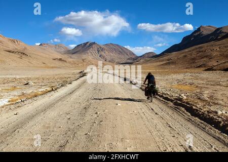 Pamir Autobahn oder Pamirskij trakt mit Biker, gibt es eine der besten Radweg auf der Welt. Unbefestigte Straße in Tadschikistan, Dach der Welt Stockfoto