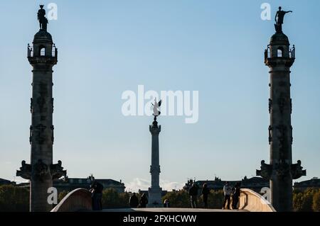 FRANKREICH. GIRONDE (33), BORDEAUX, BLICK AUF DEN PLACE DES QUINCONCES MIT SEINEN STATUEN VON EINER PROVISORISCHEN HOLZBRÜCKE AUS Stockfoto