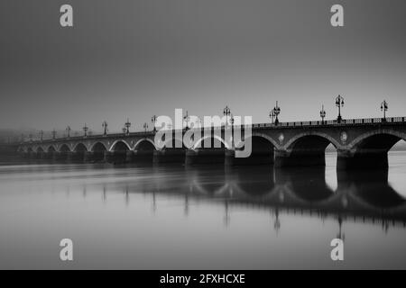 FRANKREICH, GIRONDE (33) BORDEAUX, DIE PONT DE PIERRE (STEINBRÜCKE) ÜBER DEN FLUSS GARONNE Stockfoto