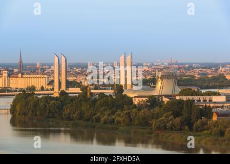 FRANKREICH. GIRONDE (33), BORDEAUX. DIE NEUE CHABAN-DELMAS-BRÜCKE ÜBER DEN FLUSS GARONNE Stockfoto