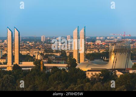 FRANKREICH. GIRONDE (33), BORDEAUX. DIE NEUE CHABAN-DELMAS-BRÜCKE ÜBER DEN FLUSS GARONNE Stockfoto