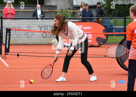 Die Herzogin von Cambridge spielt Tennisspiele mit lokalen Schulkindern während eines Besuchs der LTA Youth Tennis Association (LTA) in Edinburgh. Bilddatum: Donnerstag, 27. Mai 2021. Stockfoto