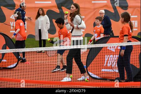 Die Herzogin von Cambridge spielt Tennisspiele mit lokalen Schulkindern während eines Besuchs der LTA Youth Tennis Association (LTA) in Edinburgh. Bilddatum: Donnerstag, 27. Mai 2021. Stockfoto