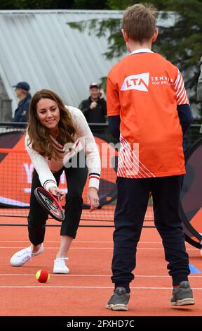 Die Herzogin von Cambridge spielt Tennisspiele mit lokalen Schulkindern während eines Besuchs der LTA Youth Tennis Association (LTA) in Edinburgh. Bilddatum: Donnerstag, 27. Mai 2021. Stockfoto