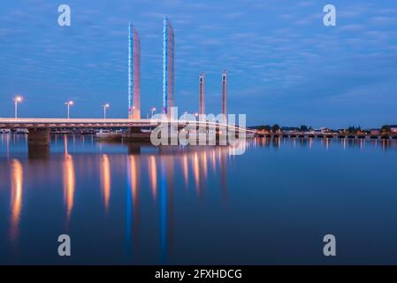 FRANKREICH. GIRONDE (33), BORDEAUX. DIE NEUE CHABAN-DELMAS-BRÜCKE ÜBER DEN FLUSS GARONNE Stockfoto