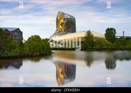 FRANKREICH. GIRONDE (33), DAS MUSEUM DER STADT DES WEINS SEIT DER CHABAN DELMAS BRÜCKE, ARCHITEKT ANOUK LEGENDRE ET NICOLAS DESMAZIERES Stockfoto