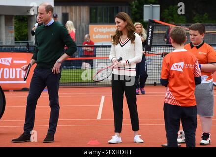 Der Herzog und die Herzogin von Cambridge warten auf einen Besuch bei einer Jugendtennis-Sitzung der Lawn Tennis Association (LTA) zusammen mit den LTA-Jugendbotschaftern in Edinburgh, um mit lokalen Schulkindern Tennisspiele zu spielen. Bilddatum: Donnerstag, 27. Mai 2021. Stockfoto