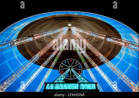 FRANKREICH. GIRONDE (33), BORDEAUX, DAS RIESENRAD DES KARNEVALS BEI NACHT Stockfoto