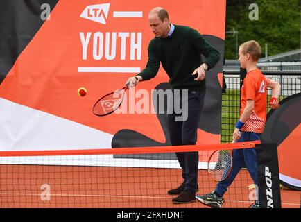 Der Duke of Cambridge spielt Tennisspiele mit lokalen Schulkindern während eines Besuchs der LTA Youth Tennis Association (LTA) in Edinburgh. Bilddatum: Donnerstag, 27. Mai 2021. Stockfoto