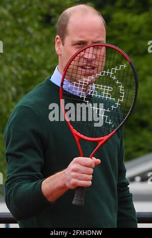 Der Duke of Cambridge spielt Tennisspiele mit lokalen Schulkindern während eines Besuchs der LTA Youth Tennis Association (LTA) in Edinburgh. Bilddatum: Donnerstag, 27. Mai 2021. Stockfoto