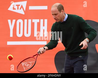 Der Duke of Cambridge spielt Tennisspiele mit lokalen Schulkindern während eines Besuchs der LTA Youth Tennis Association (LTA) in Edinburgh. Bilddatum: Donnerstag, 27. Mai 2021. Stockfoto