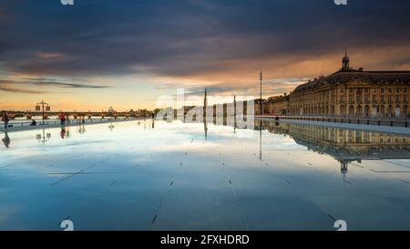 FRANKREICH. GIRONDE (33), BORDEAUX, WASSERSPIEGEL BEI SONNENUNTERGANG Stockfoto