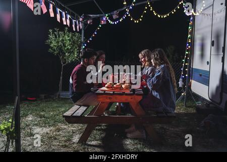 Eine Gruppe junger Spanier genießt ihre Zeit beim BBQ-Picknick am Tag der US-Unabhängigkeit in der Nacht Stockfoto