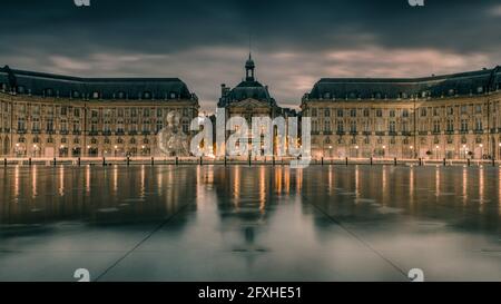 FRANKREICH. GIRONDE (33), BORDEAUX, PLACE DE LA BOURSE IM SPIEGEL DES WASSERS (ARCHITEKT CLAUDE BOUCHER) Stockfoto