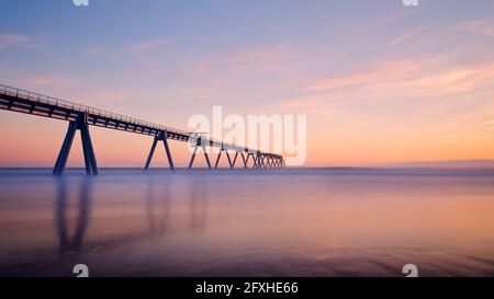 FRANKREICH. GIRONDE (33), STRAND SALIE, THE WHARF BEI SONNENUNTERGANG Stockfoto