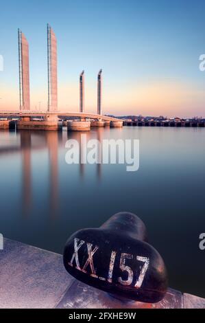 FRANKREICH. GIRONDE (33), BORDEAUX, LANGZEITBELICHTUNG BEI SONNENUNTERGANG DER LIFTBRÜCKE CHABON DELMAS Stockfoto