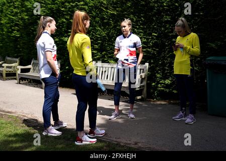 Steph Houghton (Mitte) von Team GB und Manchester City spricht mit Teamkollegen während der Bekanntgabe des Fußballteams der Frauen von Team GB Tokyo 2020 im Botanischen Garten von Birmingham. Bilddatum: Donnerstag, 27. Mai 2021. Stockfoto