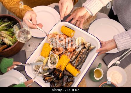 Blick von oben Freunden genießen frische Meeresfrüchte Stockfoto