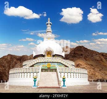 Blick auf die Hohen Shanti Stupa mit schönen Himmel, der große Stupa in Leh und eine aus den besten buddhistischen Stupas - Jammu und Kaschmir - Ladakh - Indien Stockfoto