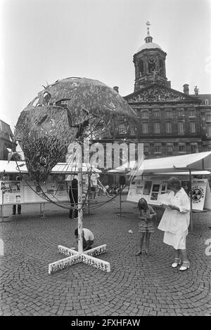 Frauen für den Frieden gedenken der Attentate auf Nagasaki und Hiroshima auf dem Dam-Platz in Amsterdam, 6. August 1982, gedenkfeiern, Niederlande, 20. Jahrhundert Presseagentur Foto, Nachrichten zu erinnern, Dokumentarfilm, historische Fotografie 1945-1990, visuelle Geschichten, Menschliche Geschichte des zwanzigsten Jahrhunderts, Momente in der Zeit festzuhalten Stockfoto