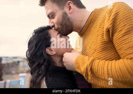 Glücklich liebevoll Paar küssen Stockfoto