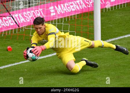 München, Deutschland. Mai 2021. Der BVB bringt den Stuttgarter Torwart Gregor Kobel. Archivfoto: Goalwart Gregor KOBEL (VFB Stuttgart), Parade, pariert den Ball, Aktion, Einzelaktion, Einzelbild, ausgeschnitten, Ganzkörperaufnahme, Ganzfigur Fußball 1. Bundesliga-Saison 2020/2021, 26. Spieltag, Spieltag26 FC Bayern München-VFB Stuttgart 4- 0, am 20. März 2021 ALLIANZ ARENA. ¬ ¬ Credit: dpa/Alamy Live News Stockfoto