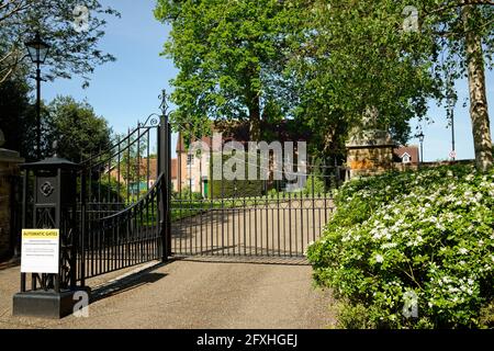 Eine gated Entwicklung in Südengland. Schmiedeeiserne elektrische Tore zu einem exklusiven Wohngebiet. Stockfoto