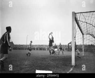 VVV gegen Emma 3-3 in Venlo, 8. November 1953, Niederlande, Foto der Presseagentur des 20. Jahrhunderts, Nachrichten zur Erinnerung, Dokumentarfilm, historische Fotografie 1945-1990, visuelle Geschichten, Menschliche Geschichte des zwanzigsten Jahrhunderts, Momente in der Zeit festzuhalten Stockfoto