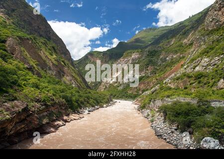 Rio Apurimac, Apurimac ist der obere Teil des langgezogensten und größten Amazonas-Flusses, Blick vom Choquequirao-Wanderweg, Cuzco-Gebiet, peruanischen Anden Stockfoto