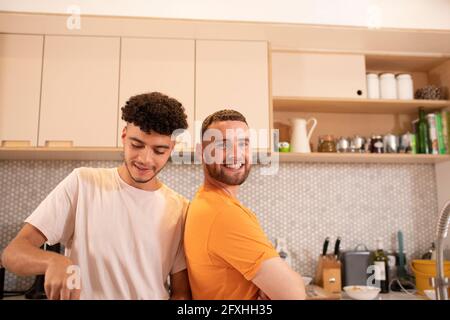 Portrait glücklich Gay männliche Paar in Küche Stockfoto