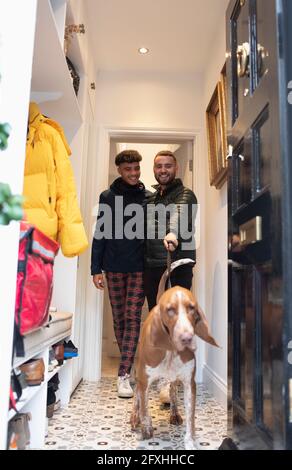Homosexuell männlich paar verlassen Haus zu gehen Hund Stockfoto