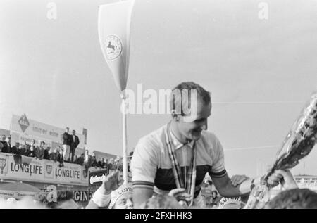 Weltmeisterschaften im Radsport auf dem Nürburgring 1966, Dolman on Shoulders, 27. August 1966, WIELRENNES, Schultern, Weltmeisterschaft, Niederlande, Foto der Presseagentur des 20. Jahrhunderts, zu erinnerende Nachrichten, Dokumentation, historische Fotografie 1945-1990, visuelle Geschichten, Menschliche Geschichte des zwanzigsten Jahrhunderts, Momente in der Zeit festzuhalten Stockfoto