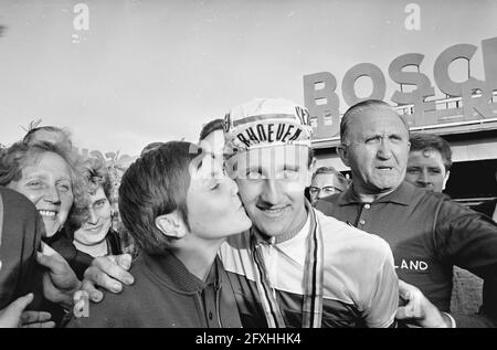 World Championships Road Cycling at Nurburgring 1966, Keetie Hage Kisses Evert Dolman, 27. August 1966, WIELRENNEN, World Championships, Niederlande, Presseagentur des 20. Jahrhunderts, Foto, Nachrichten zum erinnern, Dokumentarfilm, historische Fotografie 1945-1990, visuelle Geschichten, Menschliche Geschichte des zwanzigsten Jahrhunderts, Momente in der Zeit festzuhalten Stockfoto