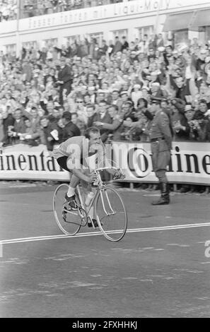 World Cycling Championships am Nürburgring 1966, Evert Dolman überquert die Ziellinie zuerst, 27. August 1966, WIELRENNEN, Ziel, Weltmeisterschaft, Niederlande, Foto der Presseagentur des 20. Jahrhunderts, zu erinnerende Nachrichten, Dokumentarfilm, historische Fotografie 1945-1990, visuelle Geschichten, Menschliche Geschichte des zwanzigsten Jahrhunderts, Momente in der Zeit festzuhalten Stockfoto